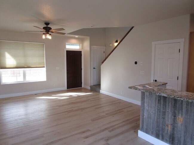 Foto del edificio - Completely Refreshed 2 Story Home with Fen...