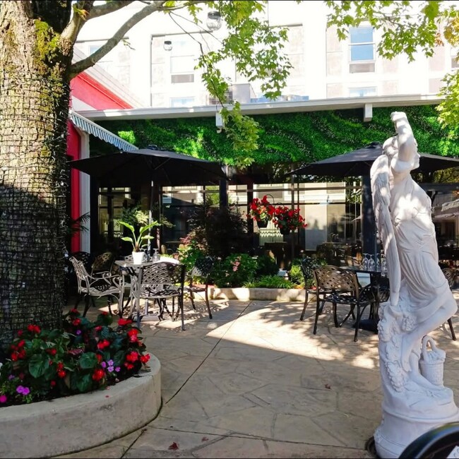 Foto del edificio - 6175 W Grand Ave