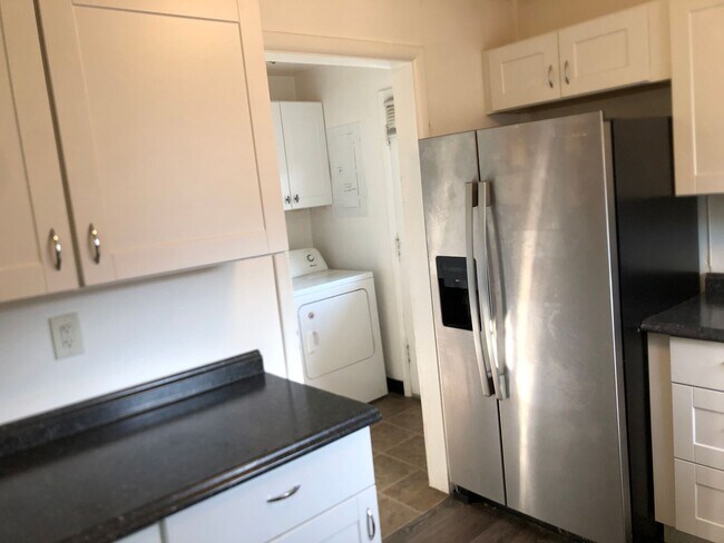 Foto del edificio - Two Bedroom Apartment with Fenced Backyard in Lafayette Duplex