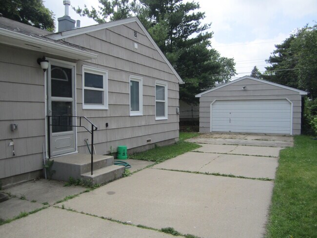 Building Photo - 1109 St Paul Ave