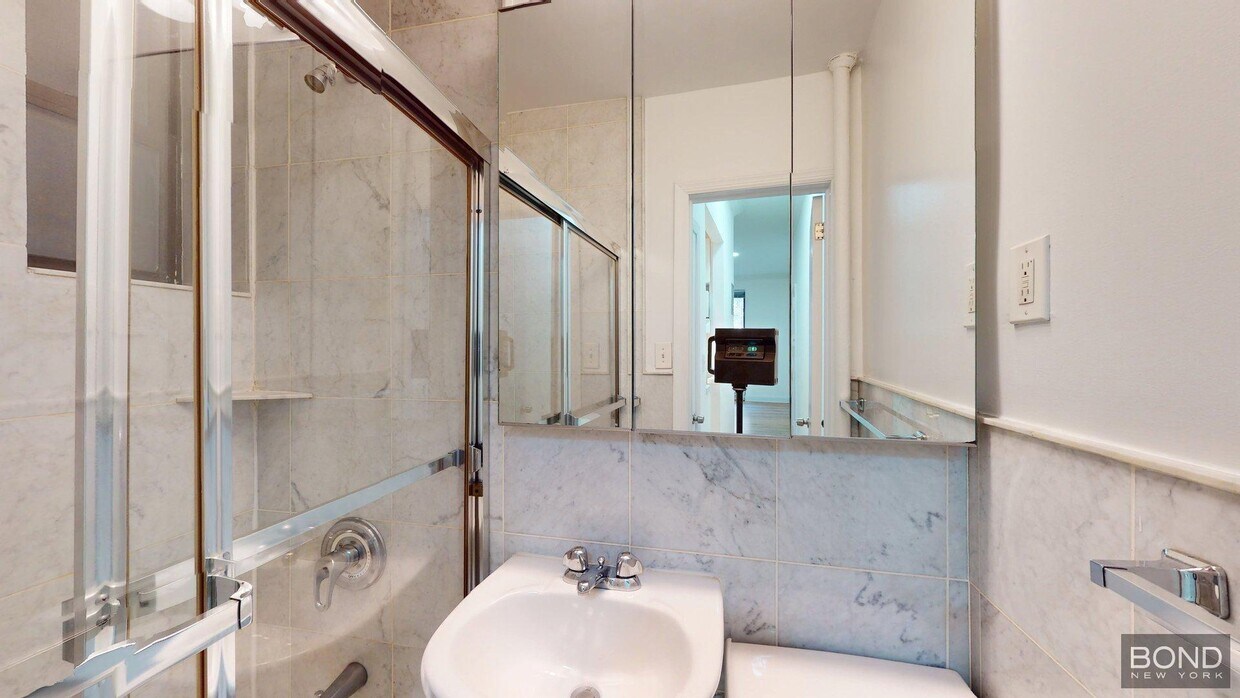Foto del edificio - 240 E 83rd St