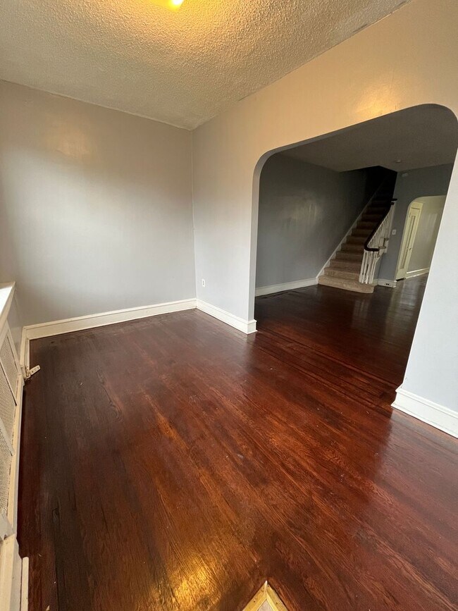 Building Photo - Beautiful 3 Bedroom, 1 Full bath and 2 Hal...