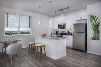 Building Photo - Center West