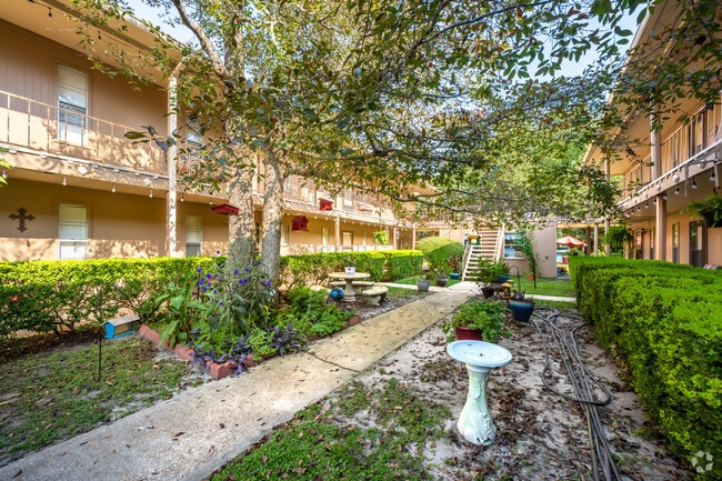 Courtyard - Green Acres Apartments