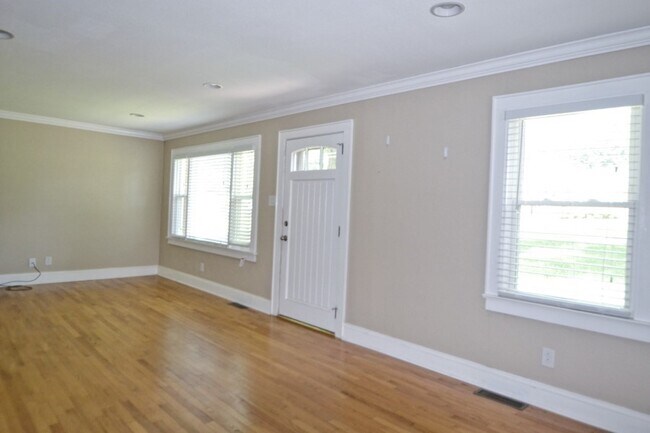 Foto del edificio - Beautifully updated brick ranch in great l...