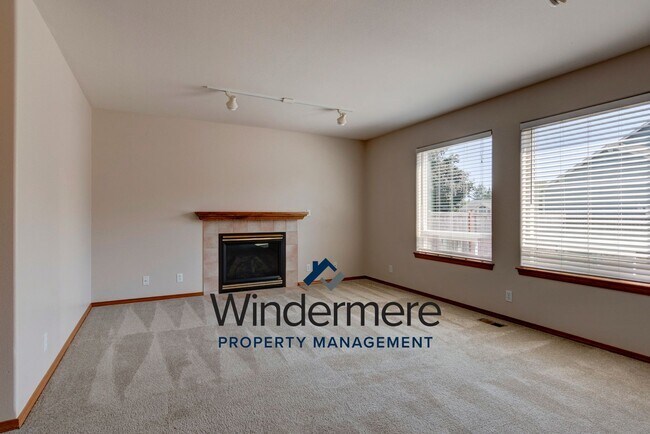 Building Photo - 4 Bedroom in Desirable Neighborhood