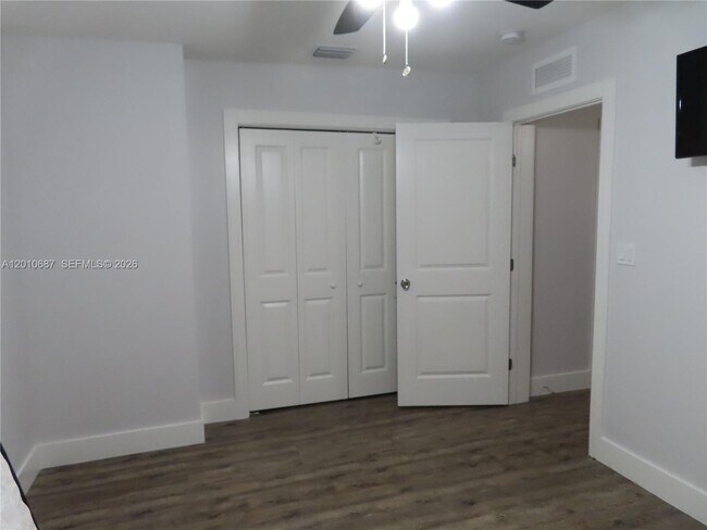 Foto del edificio - 2433 NW 96th St