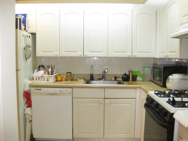 Foto del edificio - 206-16 Emily Rd