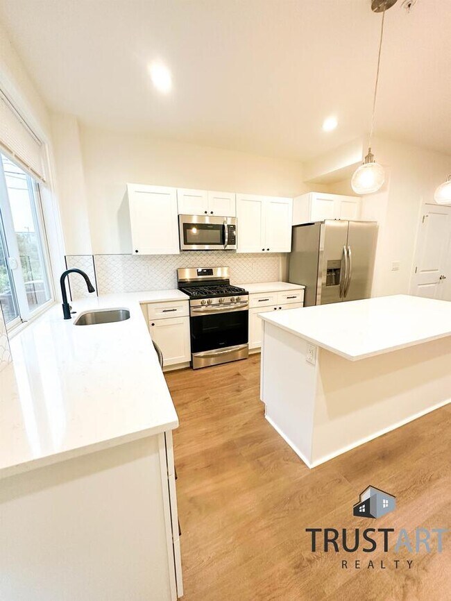 Foto del edificio - 4 bedroom house with finished basement in ...