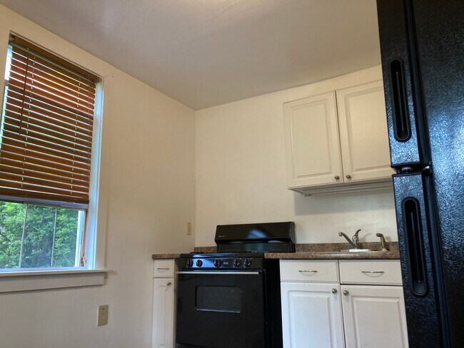 Building Photo - 701 Maple Way
