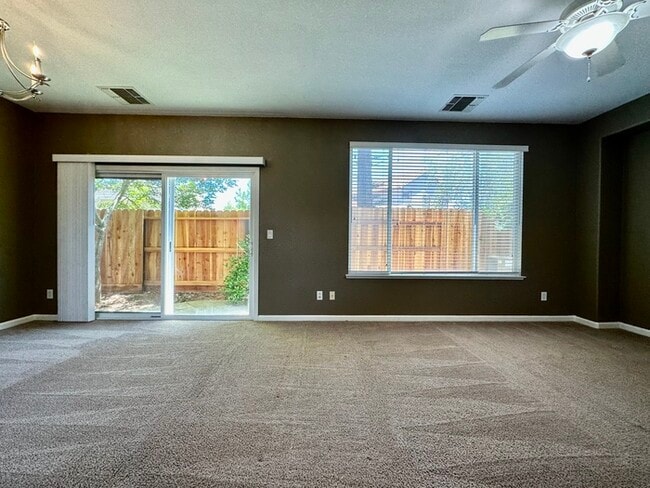 Foto del edificio - Beautiful 4 Bedroom, 2.5 Bathroom House in...