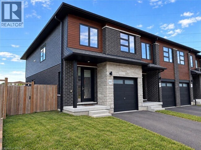 Building Photo - 901 Robert Ferrie Dr