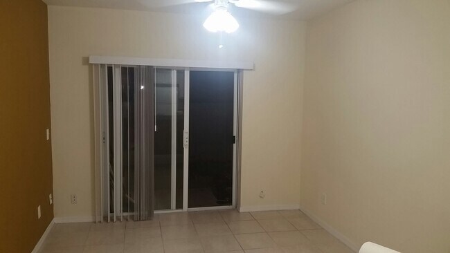 Foto del edificio - 1243 Charlesworth Dr