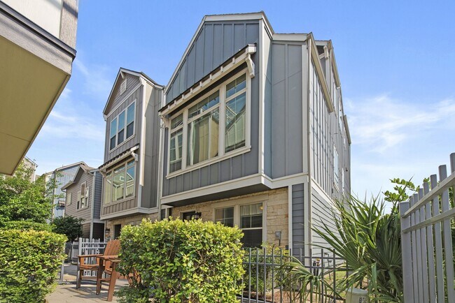 Building Photo - 702 N Shepherd Dr