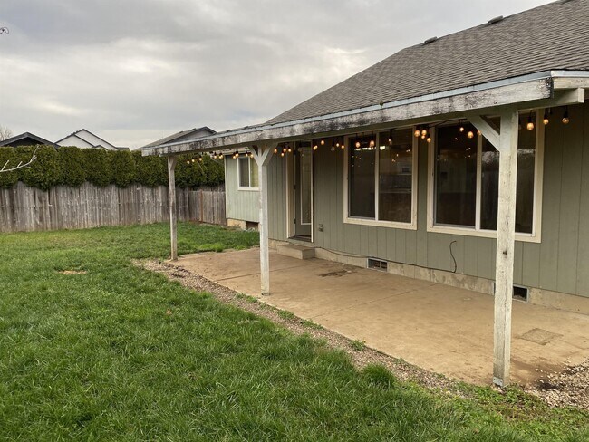 Foto del edificio - 585 Creswood Dr