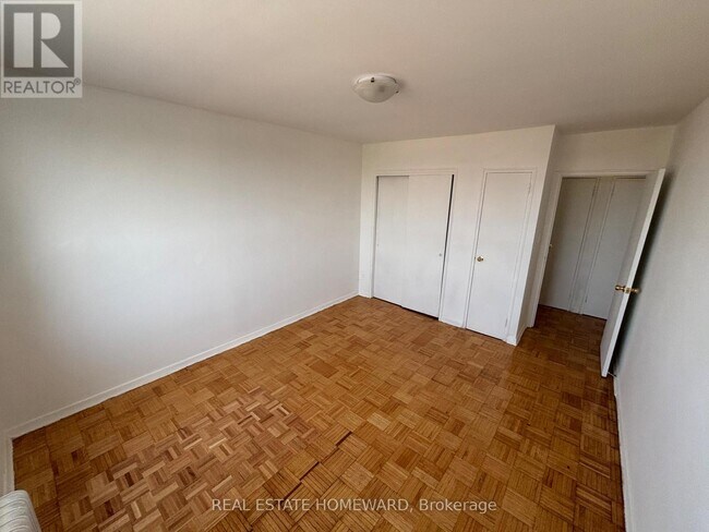 Photo du bâtiment - 1765-1765 Lawrence Ave E