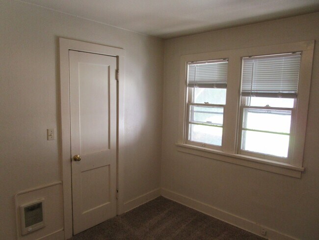 Foto del edificio - 1 Bedroom Duplex Right Next to Library - W...