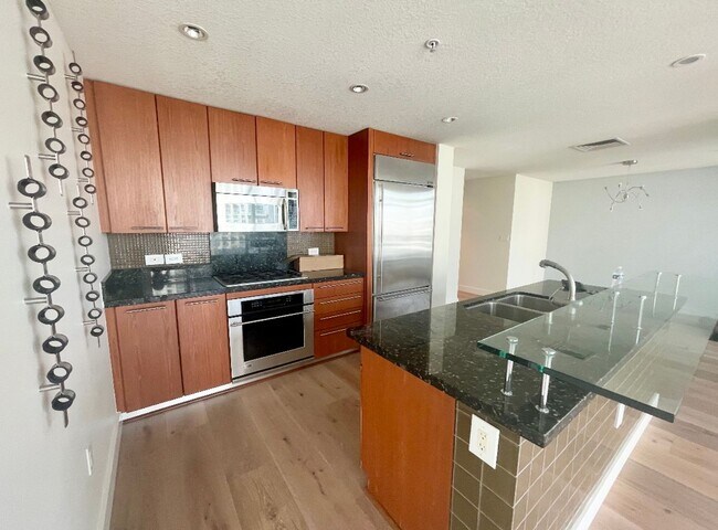 Building Photo - Stunning 1 bedroom, 1.5 bath in The Grande...