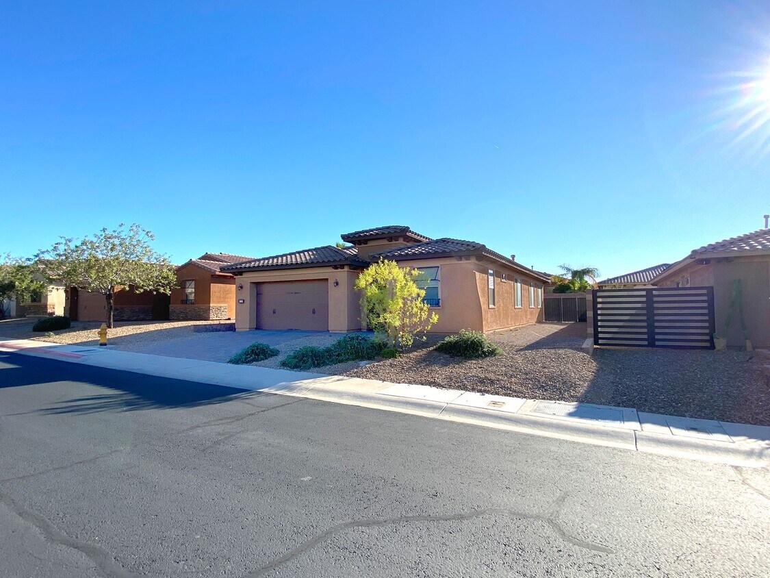 Primary Photo - Great single story home 4 beds 3 baths in ...