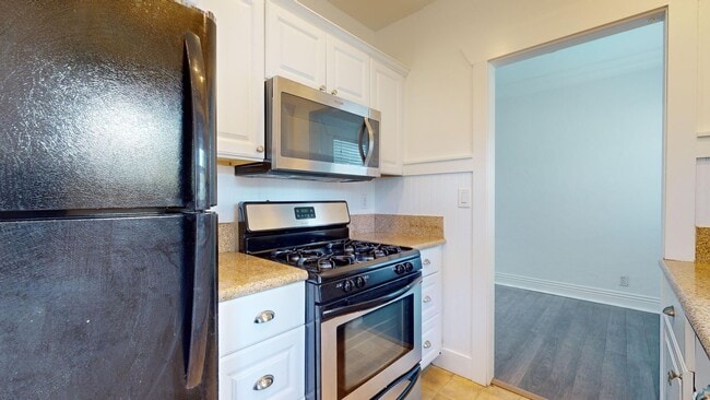 Foto del edificio - One Bedroom Available for Long Term Rent a...