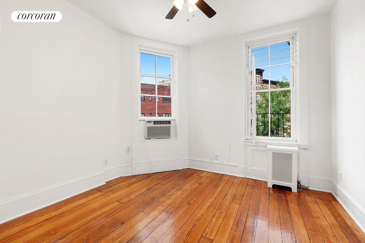 Foto principal - 163 W 10th St