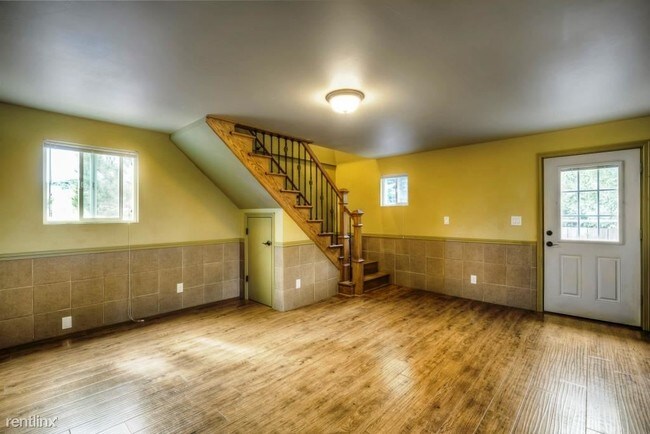 Building Photo - 833 McArthur Dr