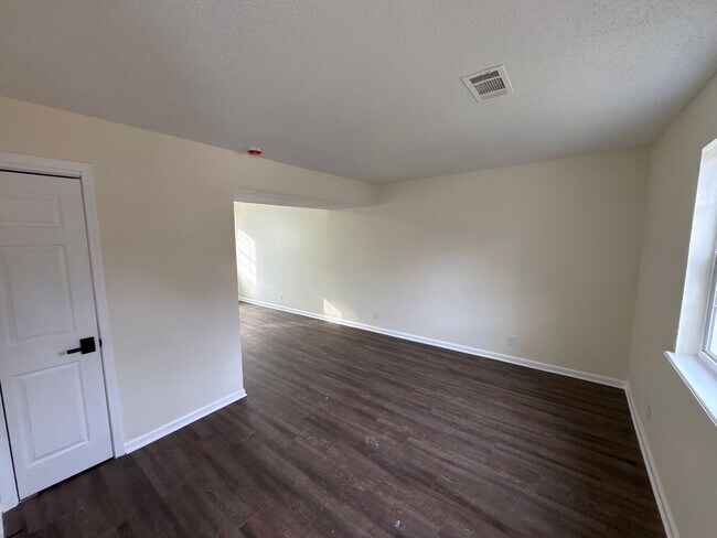 Foto del edificio - 4082 Forest Ave W