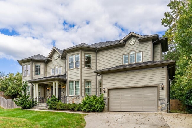 Building Photo - 829 Golden Arrow St