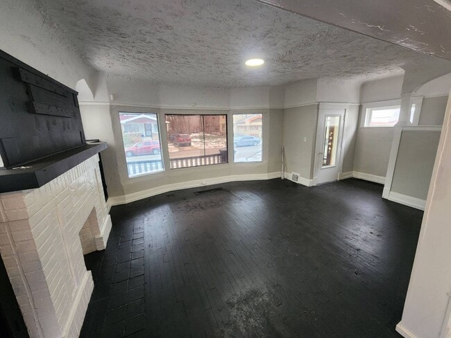 Building Photo - Charming 4-Bedroom Property in Prime Location