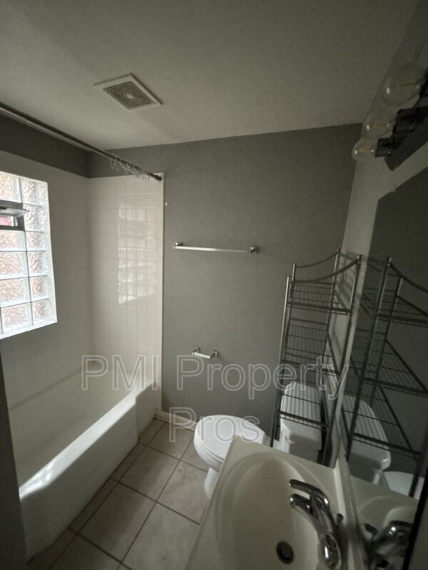 Foto del edificio - 6712 W Villard Ave