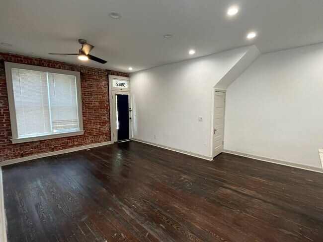 Foto del edificio - "Executive 2-Bedroom Haven with Gleaming Hardwood Floors in St. Louis City – 3852 Juniata Street!...
