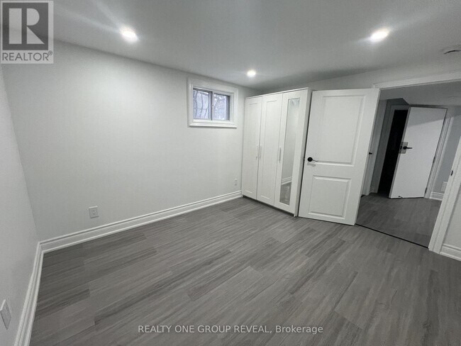 Building Photo - 75 Regatta Crescent