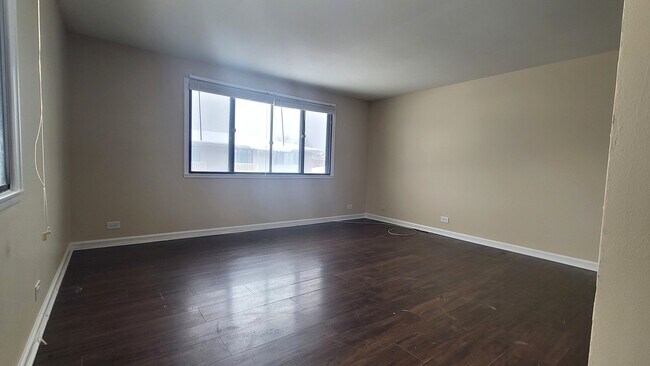 Building Photo - 107 Tonset Ct