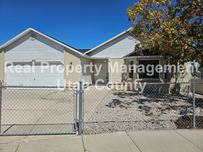 Foto del edificio - 4 bedroom House in West Valley