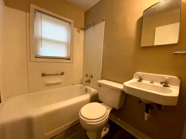 Foto del edificio - 240 Parkview Blvd