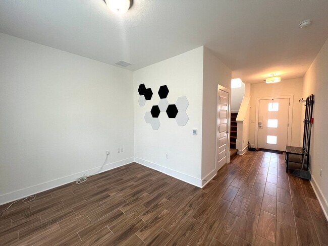 Building Photo - Modern Three-Story Large 2 Bedroom and 3.5...
