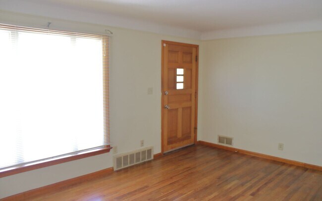 Building Photo - 3 Bed 1.5 bath Single Family Home