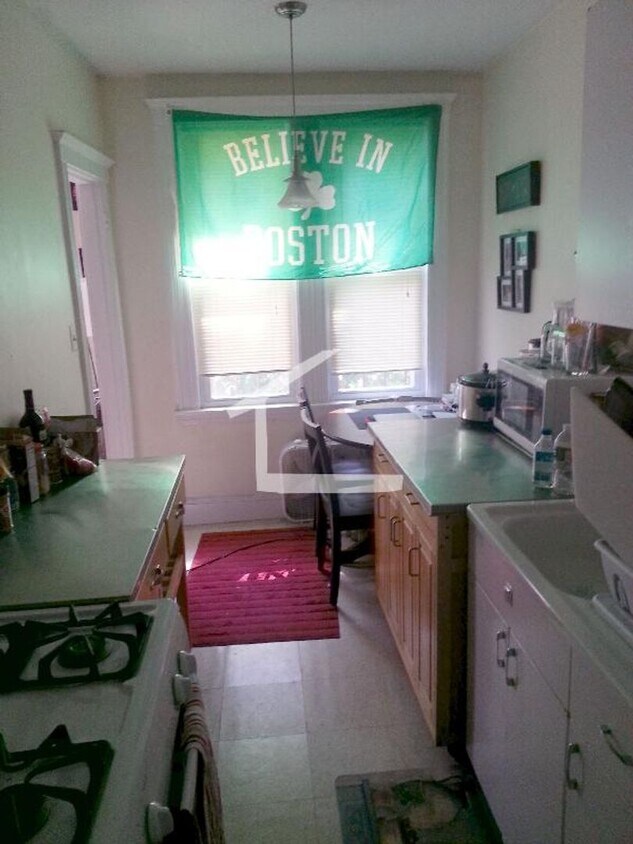 Building Photo - Nice studio with separate kitchen availabl...