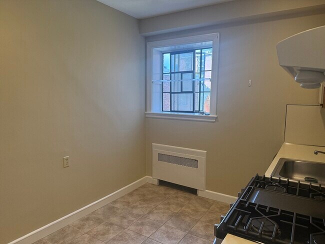 Building Photo - 102 Sewall Ave