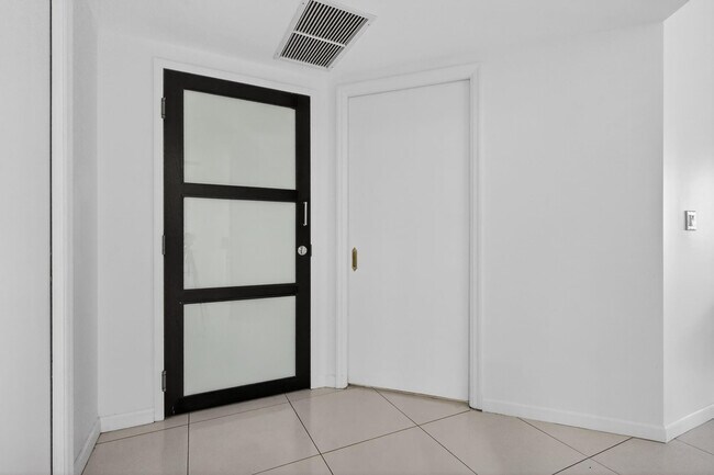 Foto del edificio - 9595 Collins Ave