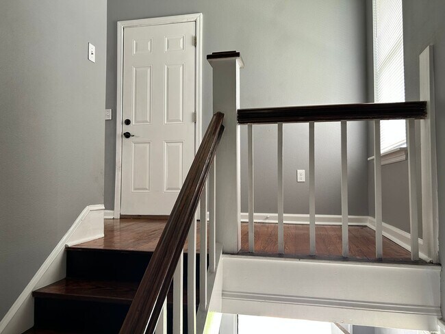 Foto del edificio - 2/2 2nd Floor w/ Balcony Unit in Murray Hill!