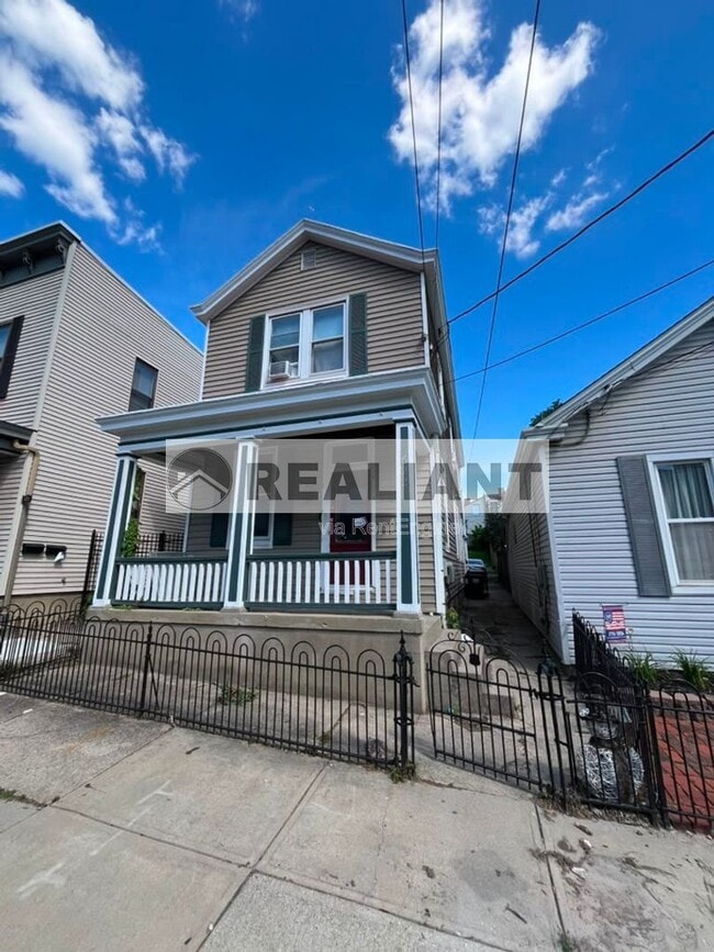 Building Photo - 622 W 12th St