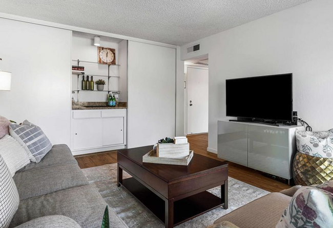Foto del edificio - 480 N Civic Dr