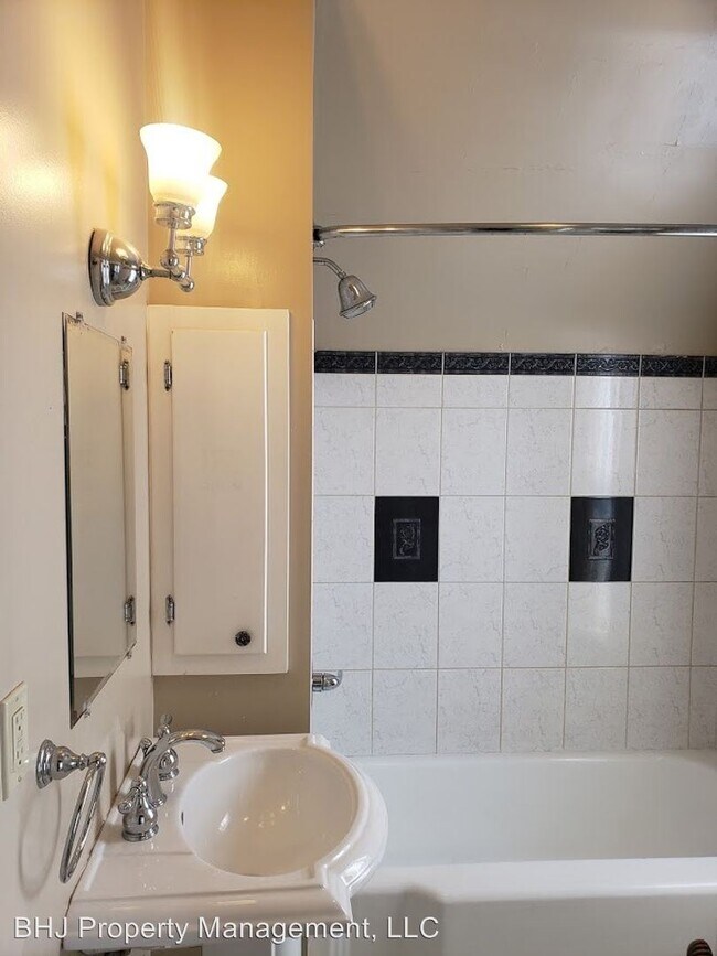 Building Photo - 372 W Loucks St