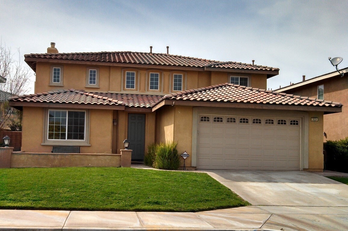 Primary Photo - Monument Ranch - BIG home with LOTS to off...