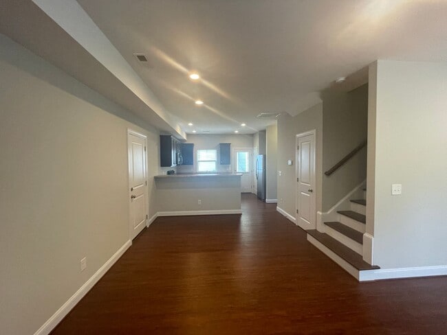 Building Photo - 3 Bed 2.5 Bath Single Family Home