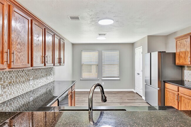 Foto del edificio - 5601 Savannah Woods Ln