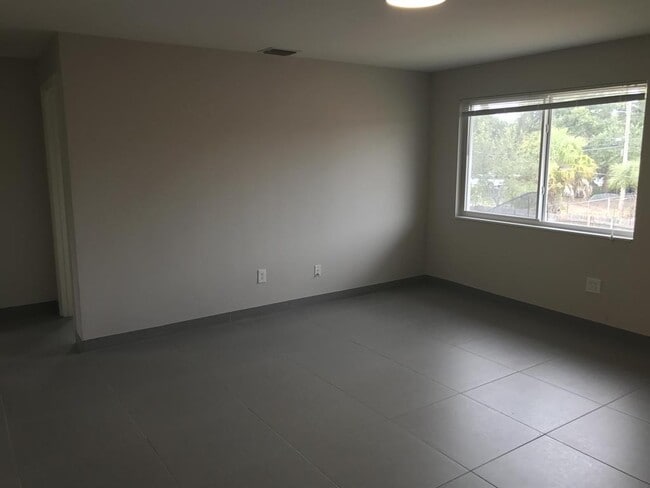 Building Photo - 142 SW 8th Ave