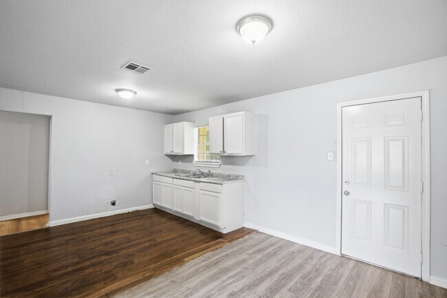Foto del edificio - 5326 Doulton Dr