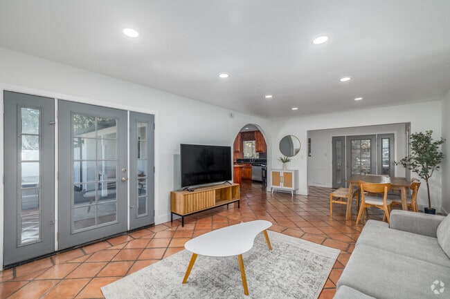 4BR, 2BA - 2,000SF - Living Room - 9501 Clybourn Ave